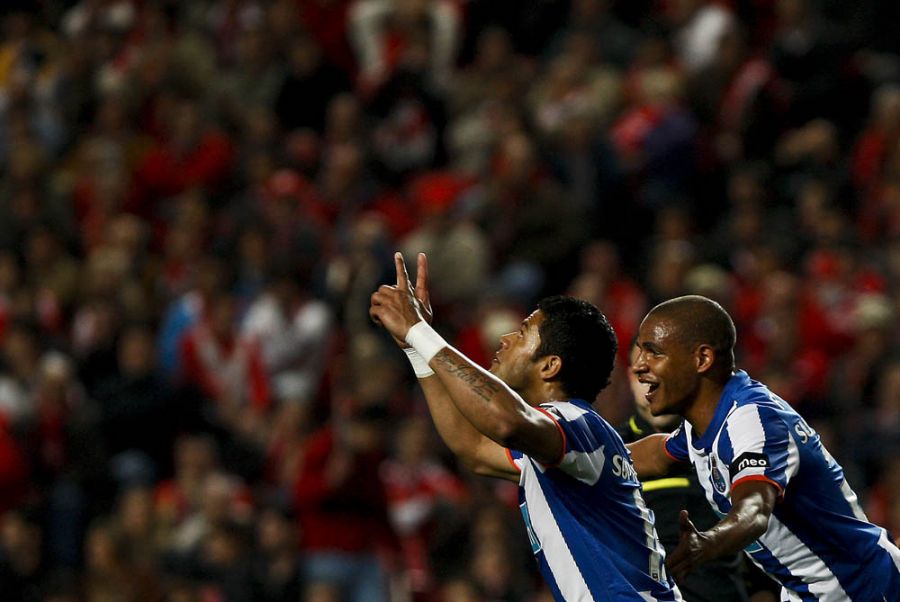 Hulk comemora com o também brasileiro Fernando o gol do Porto, campeão português