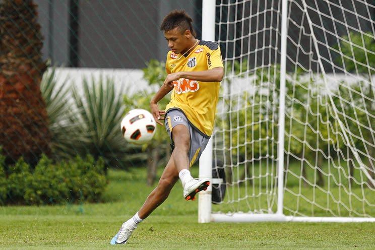 Neymar treina para enfrentar o Colo Colo