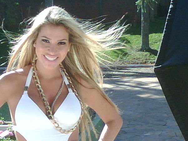 Ex Bbb Adriana Posa Para Ensaio Com Decote Generoso Band Com Br