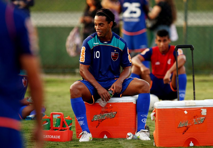 Apesar de sentir o tornozelo, Ronaldinho não será problema para o clássico de domingo