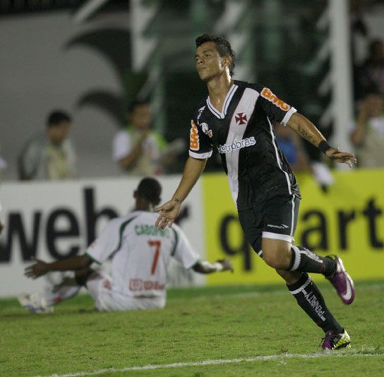 Bernardo comemora o primeiro gol do Vasco na partida