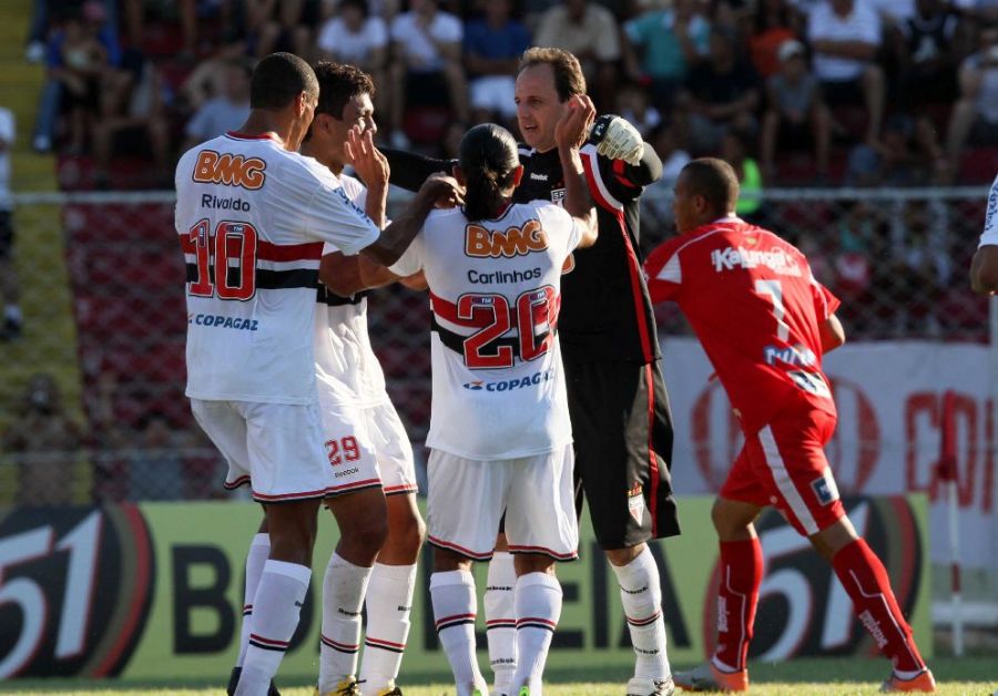 Rogério Ceni comemora após marcar gol de pênalti: goleiro abriu o placar em Bauru