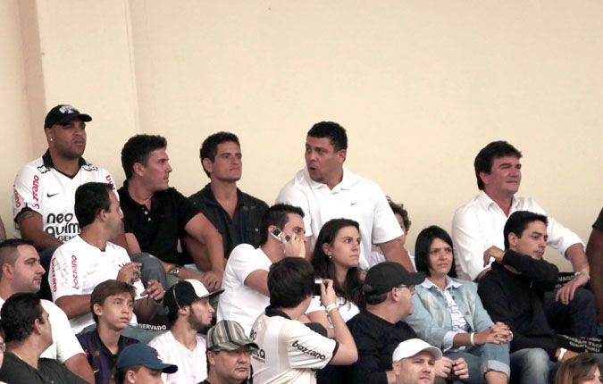 Adriano assiste ao jogo com Ronaldo nas tribunas: Imperador deixou estádio após segundo gol do Azulão