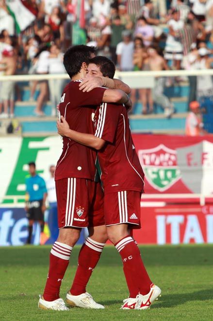 Conca comemora com Deco gol do Fluminense