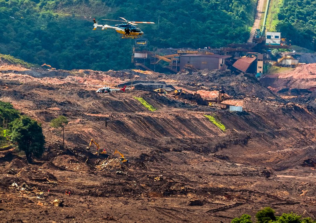 Helicópteros sobrevoam área devastada pelo rompimento da barragem em Brumadinho Cadu Rolim/Estadão Conteúdo