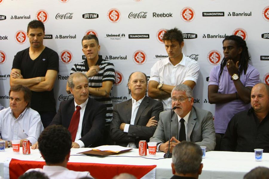 Falcão (centro) durante entrevista coletiva como novo técnico do Inter: apresentação teve participação de vários dirigentes e jogadores