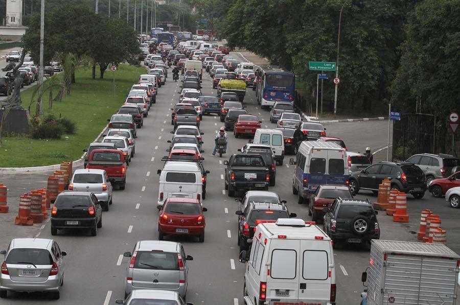 Várias vias tiveram velocidade máxima reduzida em São Paulo / Luiz Guarnieri/ AE