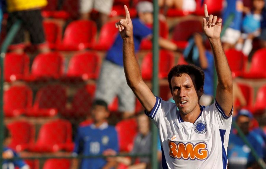 Thiago Ribeiro e a esperança de gols do Cruzeiro contra o Estudiantes nesta quarta-feira
