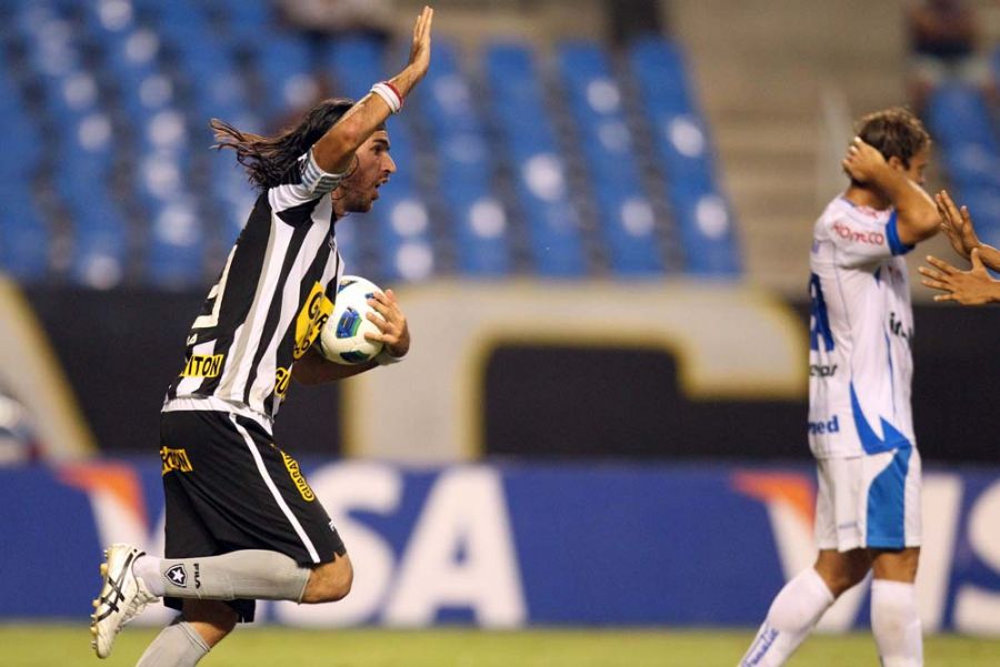Loco Abreu comemora o gol de empate do Botafogo contra o Avaí no Engenhão