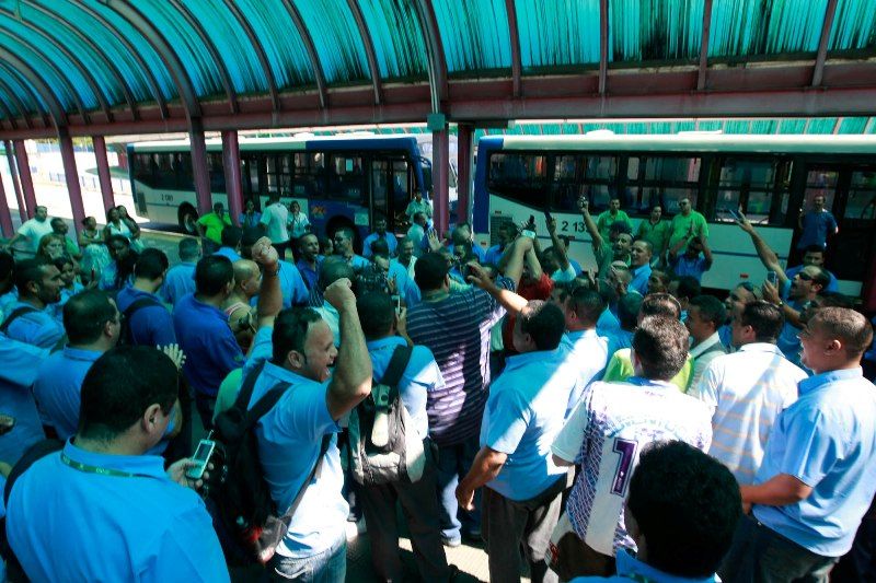 Grupo de manifestantes interdita as entradas e saídas do terminal de ônibus da Cachoeirinha, SP