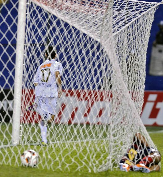 Maikon Leite comemora o segundo gol do Santos na partida