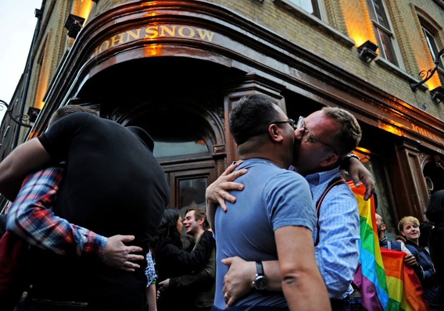 Manifestantes promoveram beijaço depois que um casal foi expulso do bar