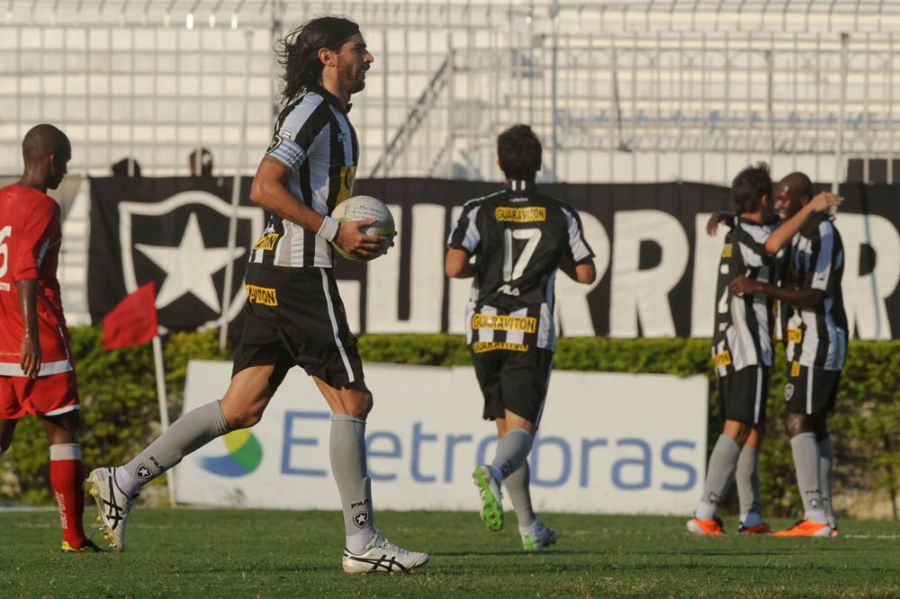 Lucas comemora com Somália um dos gols marcados contra o América, mas a terceira posição deixou o Botafogo fora das semifinais da Taça Guanabara