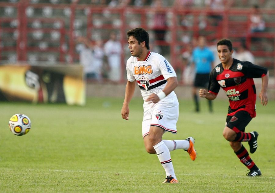 Henrique marcou o gol de empate do São Paulo, que garantiu a liderança do Paulistão