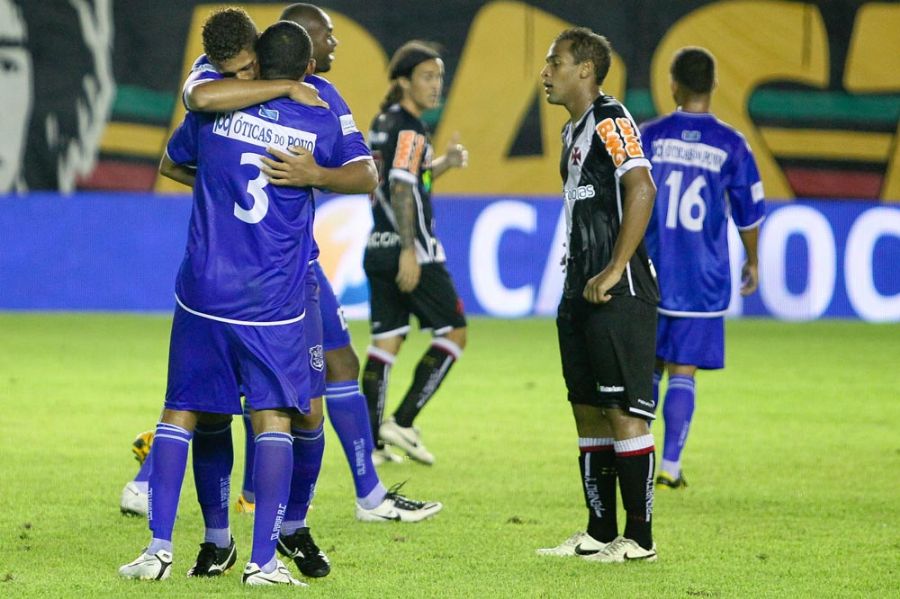 Jogadores do Olaria comemoram a classificação para as semifinais da Taça Rio após empate contra o Vasco