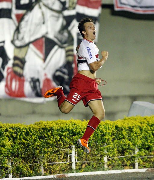 Dagoberto comemora o gol da vitória do São Paulo no Serra Dourada