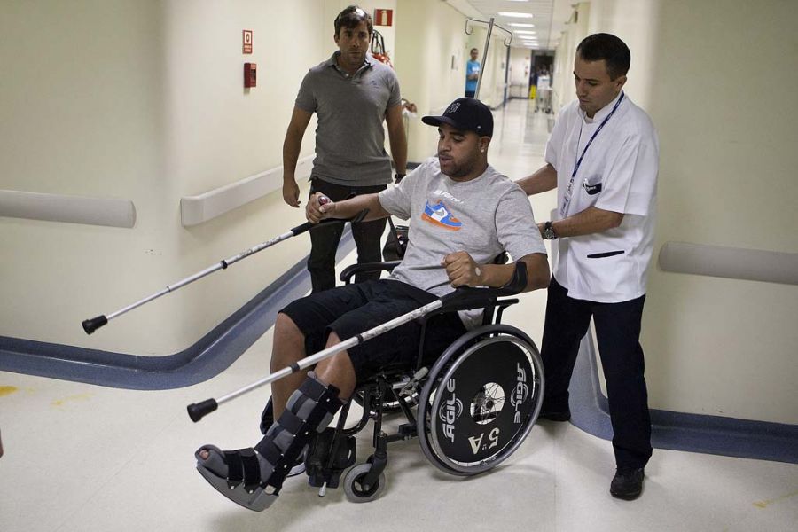 Atacante Adriano deixou no final da manhã desta quarta-feira após passar por cirurgia no tendão de Aquiles