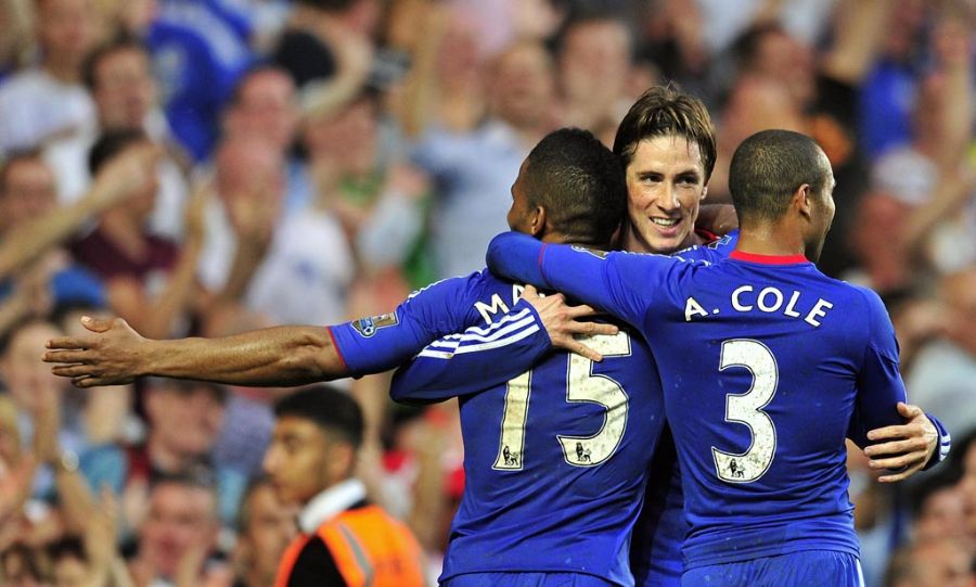 Meia Malouda (E) comemora gol com atacante Fernando Torres e zagueiro Ashley Cole (D), no Stamford Bridge, em Londres