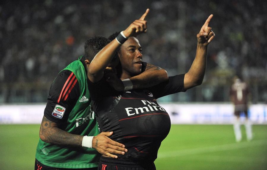 Robinho colocou a bola sob a camisa na comemoração do gol, pois será pai pela segunda vez