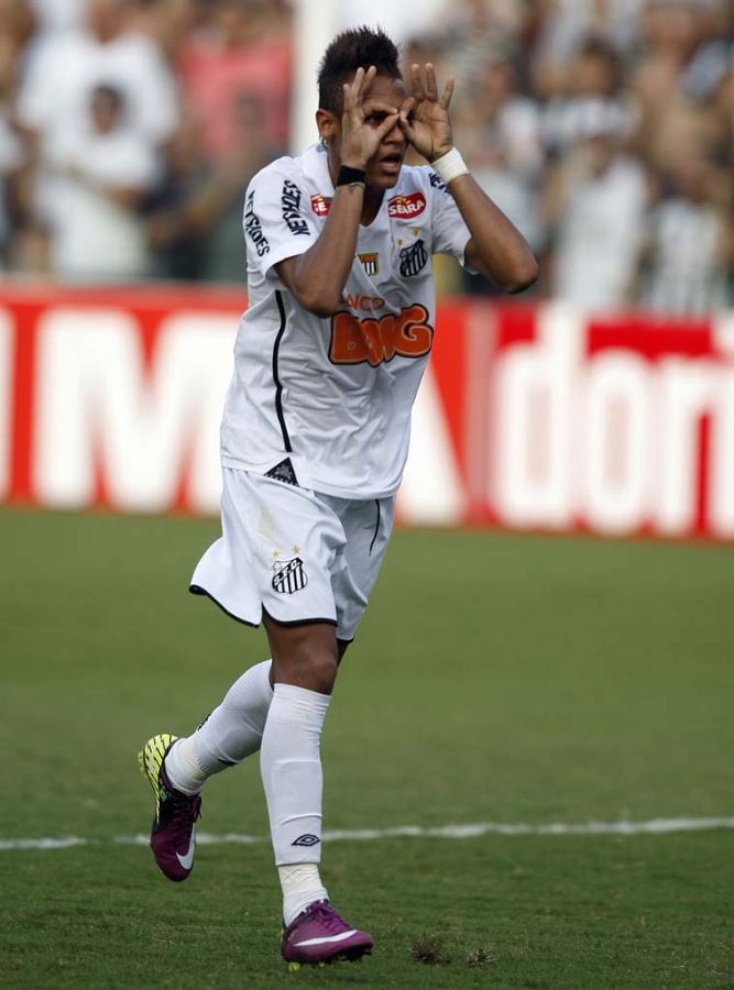 Neymar, autor do único gol da partida, volta a repetir comemoração imitando uma máscara