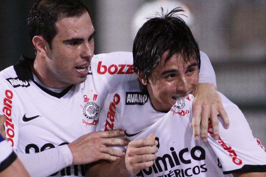 Bruno César (E) comemora gol de Willian, no segundo tempo
