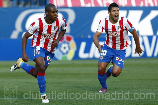 Elias (à esq.) comemora com Aguero gol do Atlético de Madrid