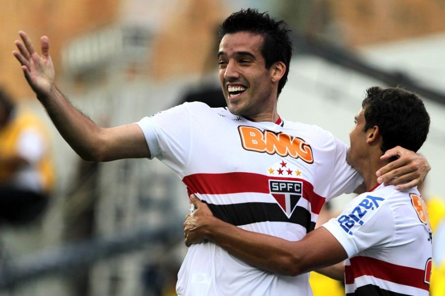 Ilsinho comemora com Jean após marcar primeiro gol do São Paulo na partida 