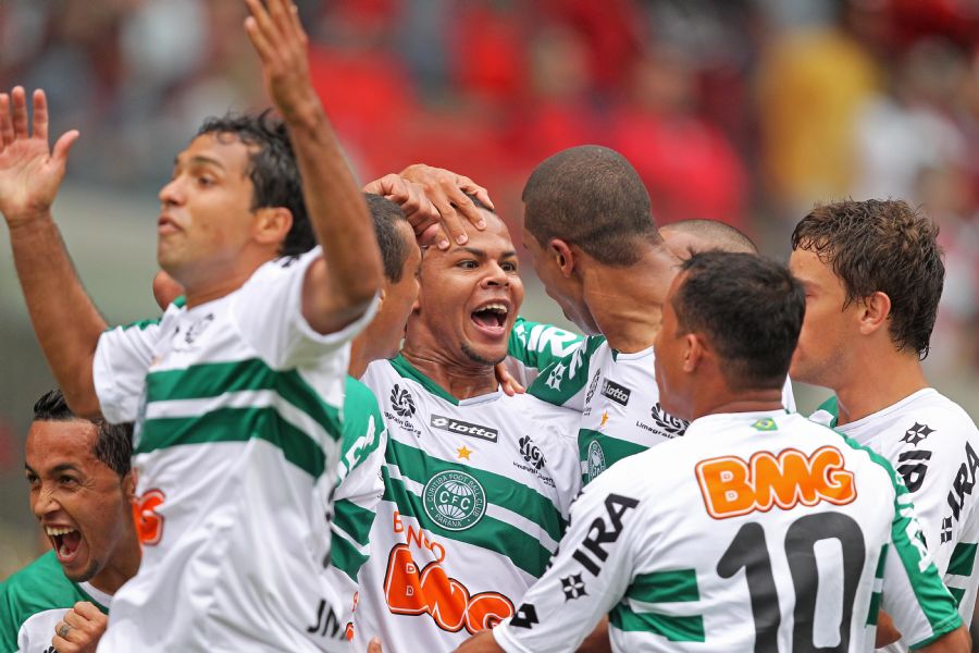 Jogadores do Coritiba comemoram gol na vitória sobre o Atlético-PR
