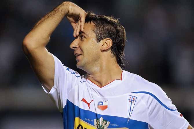 Pratto comemora um de seus dois gols em pleno estádio Olímpico