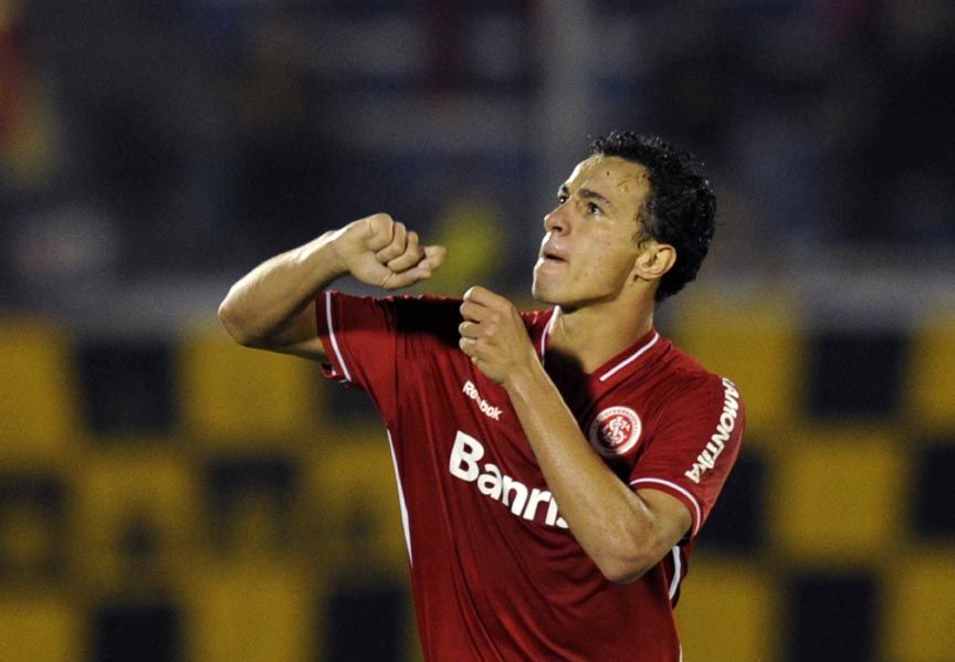 Leandro Damião comemora gol que valeu o empate fora de casa