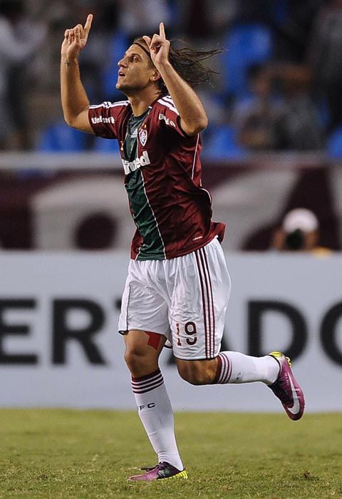 Rafael Moura comemora gol que abriu o placar