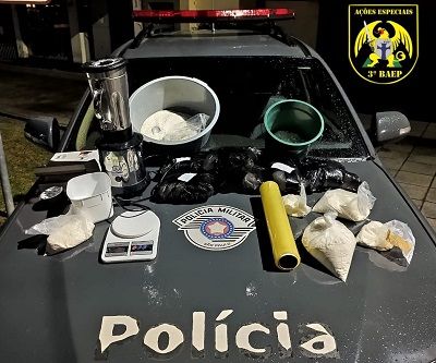 Homem é preso com mais de 10 quilos de cocaína em São José