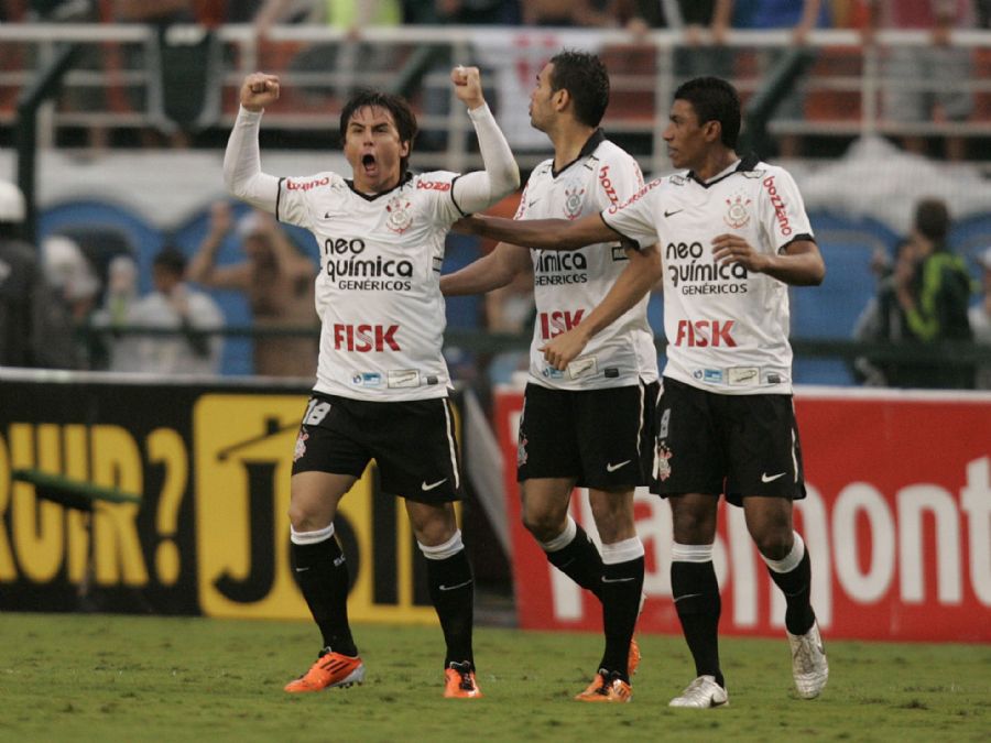 Willian comemora o gol de empate do Corinthians