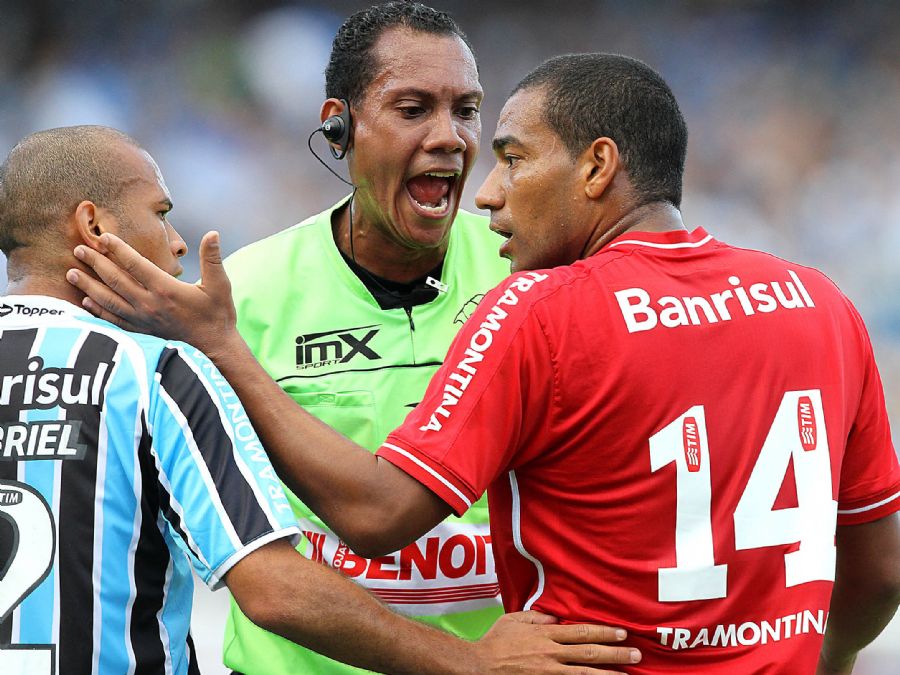 Rodrigo (Inter) e Gabriel trocam 