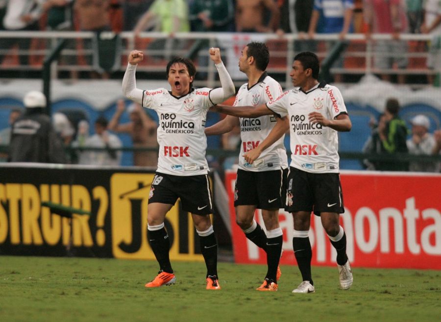 Willian comemora gol de empate do Corinthians contra o Palmeiras