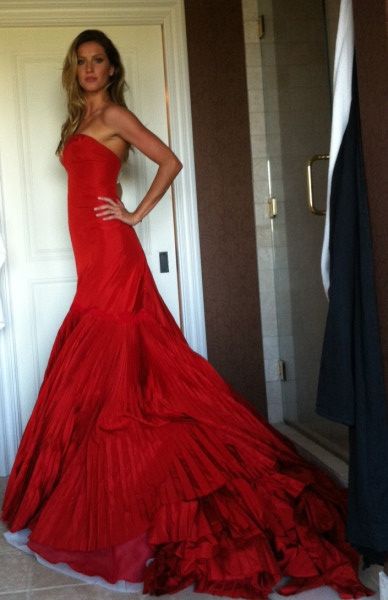 Gisele com o vestido vermelho de McQueen