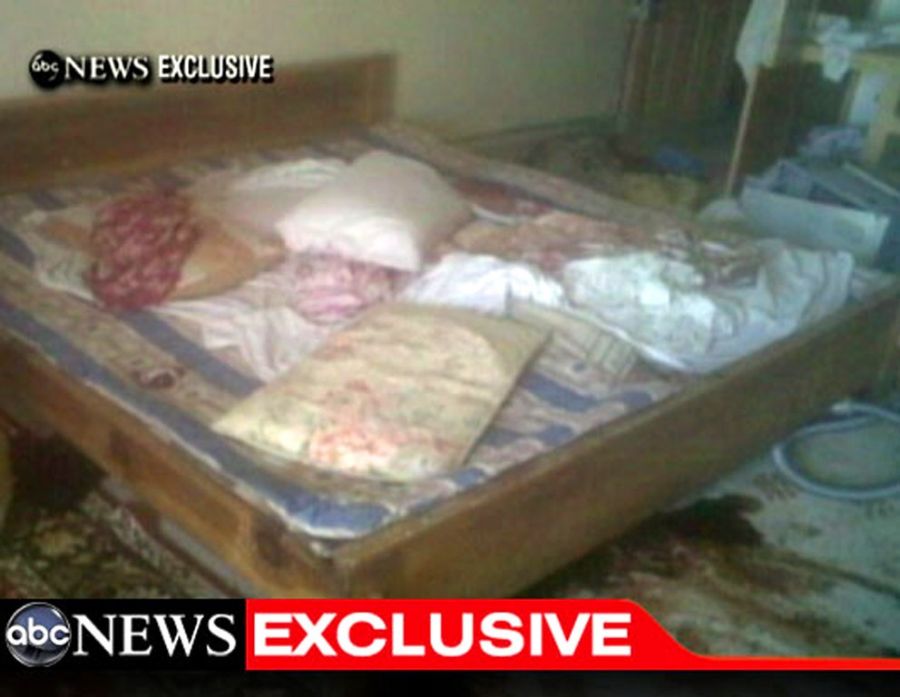 Cama na casa de Bin Laden apresenta manchas de sangue no chão