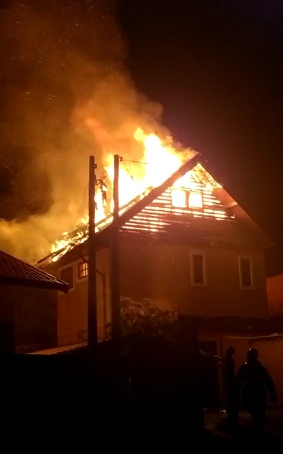Incêndio destrói casa em Campos do Jordão (SP)