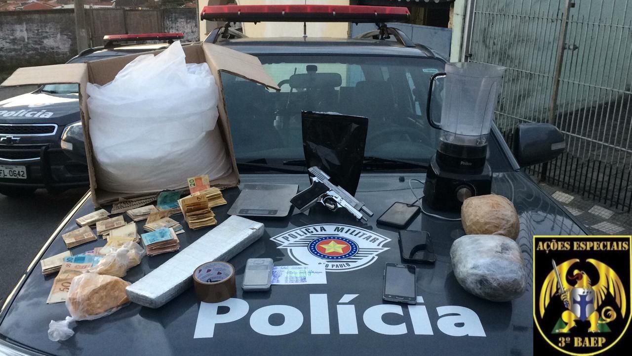 Homem é preso com drogas e tenta subornar policiais em Jacareí