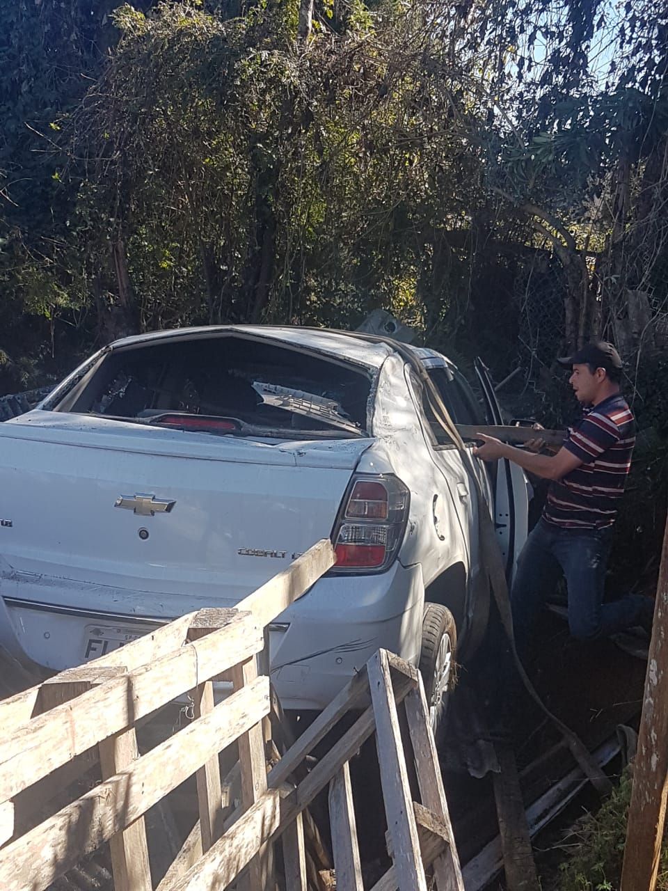 Motorista com a CNH suspensa perde controle e invade casa em Campos