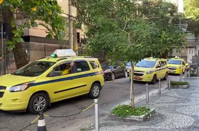 Taxistas fazem carreata em homenagem a Ricardo Boechat no Rio