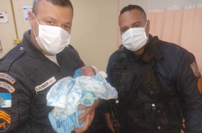 Bebê nasce em viatura da Polícia Militar durante patrulhamento no Rio