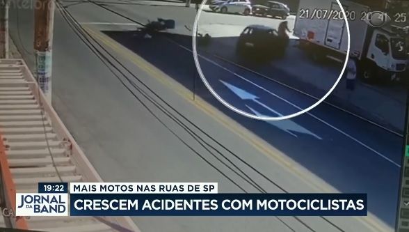Após briga com motoqueiro, motorista atropela e mata pedestre; assista