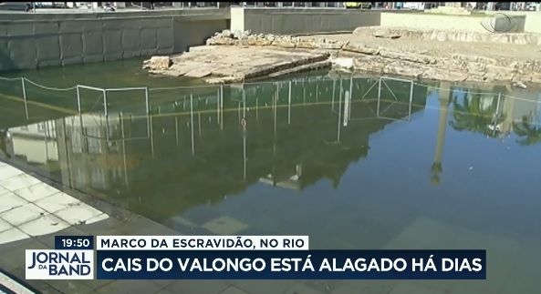 Marco da escravidão, cais do Valongo está alagado há dias no Rio