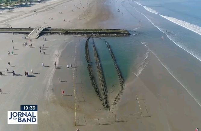 Navio misterioso ressurge na praia de Santos após mais de 100 anos