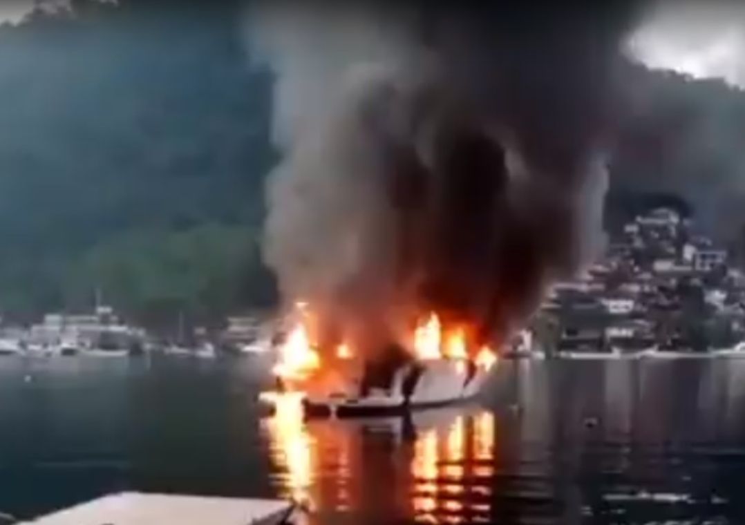 Incêndio atinge cinco embarcações em Angra dos Reis