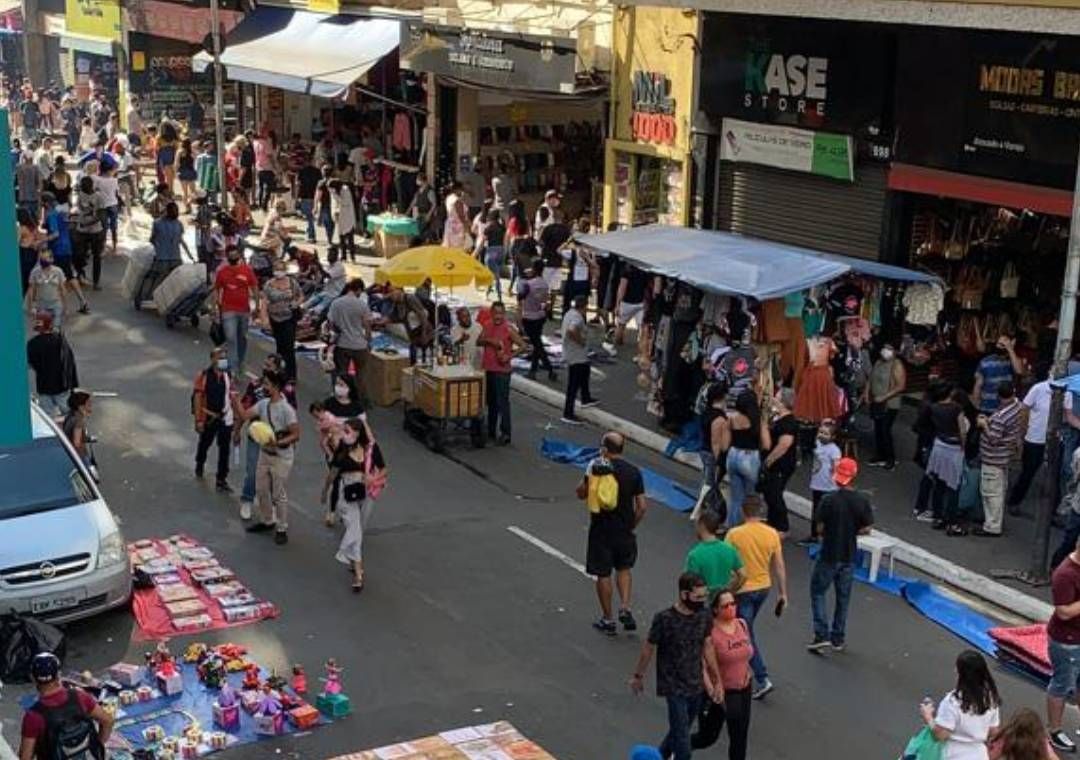 Após retorno de ambulantes, 25 de março registra ruas cheias