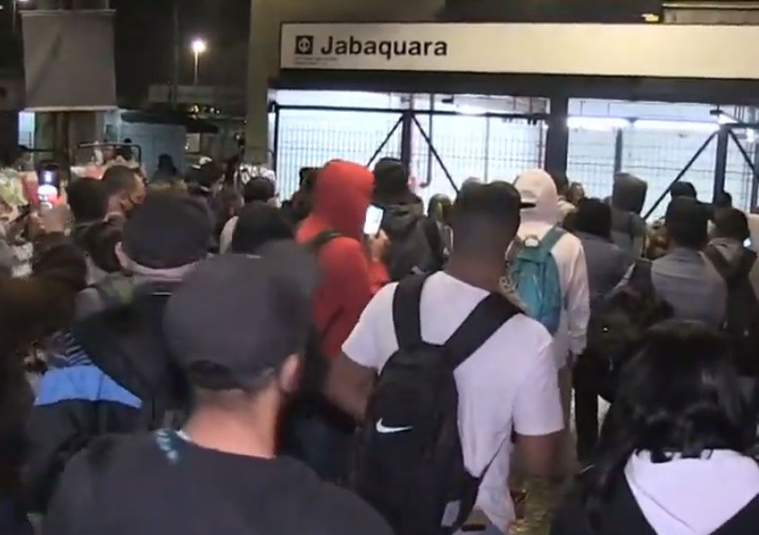 Apesar de greve suspensa, passageiros encontram estações fechadas
