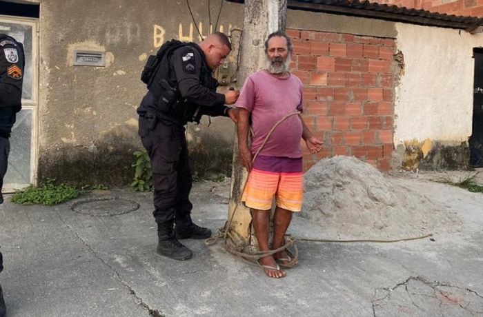 Idoso é amarrado a poste após retirar barricadas em São Gonçalo