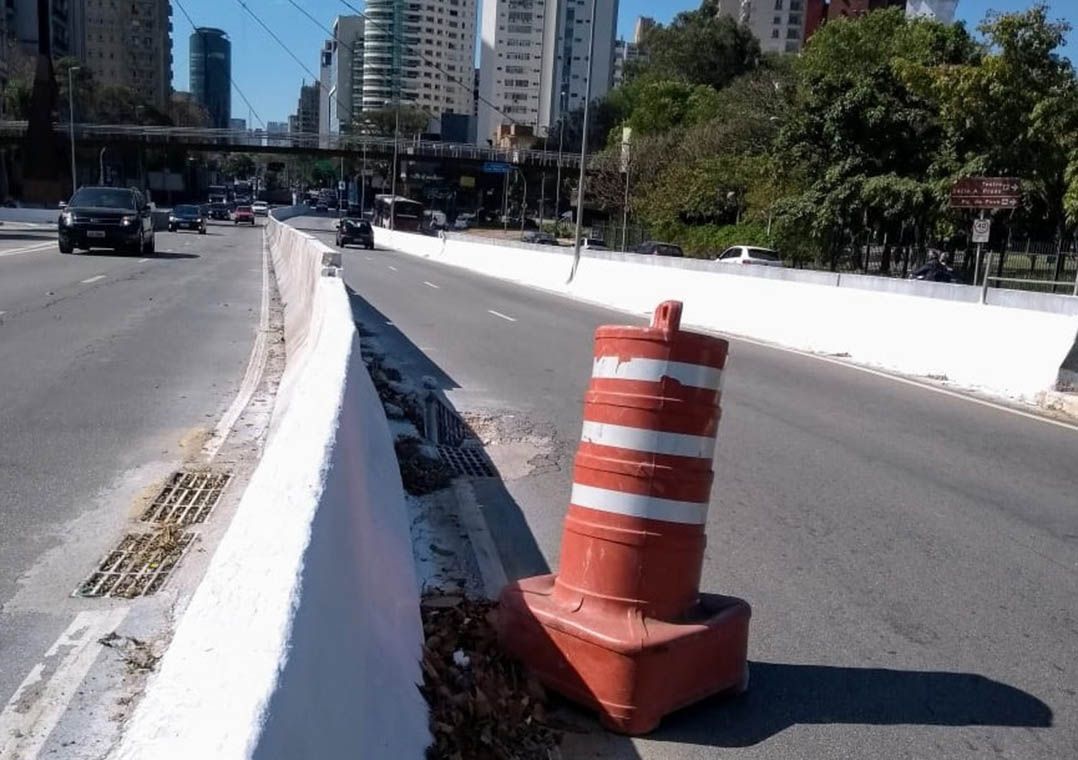Buraco reaparece na Ponte Cidade Jardim e motoristas reclamam